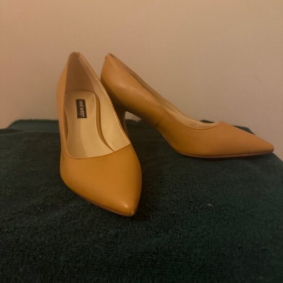 Nine West Leather Honey Tan Size Sz 6.5 Low Kitten Heel - Picture 1 of 3